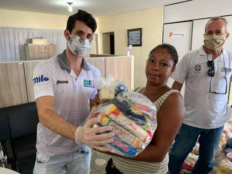 FAF realiza entrega de cestas básicas para ambulantes 