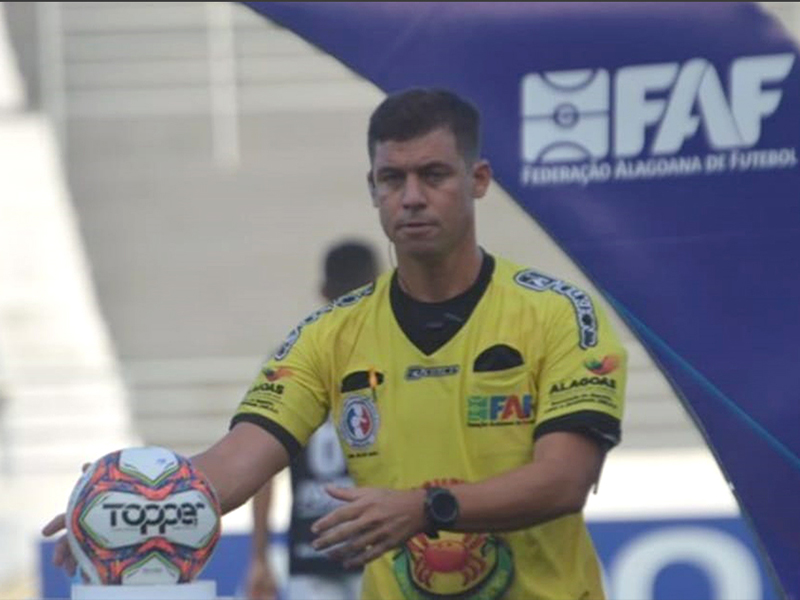 Rafael Carlos Salgueiro apita o jogo entre Cruzeiro x CSA